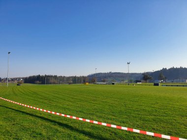 Seon, Aargau - İsviçre 7 Nisan 2020: Corona (COVID-19) salgını ve ihlaller nedeniyle Lenzburg bölgesel polisi futbol sahasına tedbir koydu.