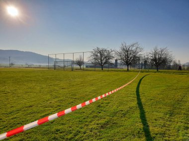 Seon, Aargau - İsviçre 7 Nisan 2020: Corona (COVID-19) salgını ve ihlaller nedeniyle Lenzburg bölgesel polisi futbol sahasına tedbir koydu.