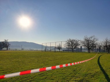 Seon, Aargau - İsviçre 7 Nisan 2020: Corona (COVID-19) salgını ve ihlaller nedeniyle Lenzburg bölgesel polisi futbol sahasına tedbir koydu.