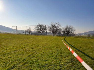 Seon, Aargau - İsviçre 7 Nisan 2020: Corona (COVID-19) salgını ve ihlaller nedeniyle Lenzburg bölgesel polisi futbol sahasına tedbir koydu.