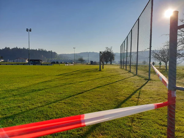 Seon, Aargau - İsviçre 7 Nisan 2020: Corona (COVID-19) salgını ve ihlaller nedeniyle Lenzburg bölgesel polisi futbol sahasına tedbir koydu.