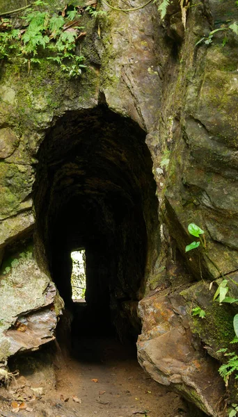 Kolombiya 'daki doğal yeşil mağara.