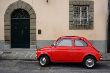 Kırmızı araba parkı