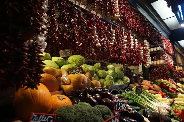 Carrinho de legumes no mercado — Fotografia de Stock