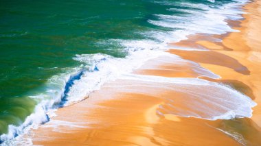 Portekiz, Nazare 'de kumlu sahil manzarası ve okyanus köpüğü