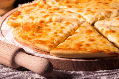 dört peynir ile İtalyan pizza