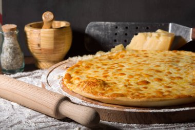 dört peynir ile İtalyan pizza