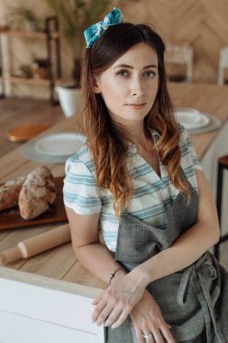 Ev hanımı yemek pişirdikten sonra mutfakta.