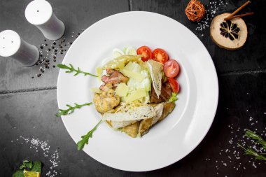 Siyah dekoratif arka planda Sezar salatası