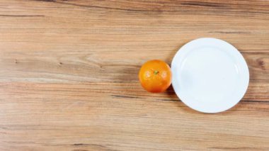 Mandalina kendi kendine soyuluyor ve 4K 'da duraklama animasyonunda servis ediliyor.