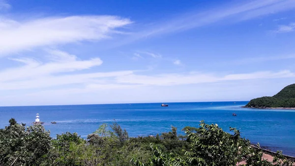 Denizin üzerinde güzel bulutlu bir manzara, gün doğumu görüntüsü, mavimsi