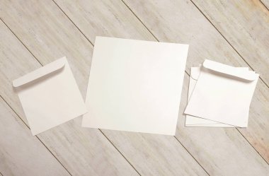 Beyaz zarflar ve arka planda kartpostallar. Üst görünüm boş zarf modeli ve boş antet sunum şablonu. Tasarımınız için boş sayfa.