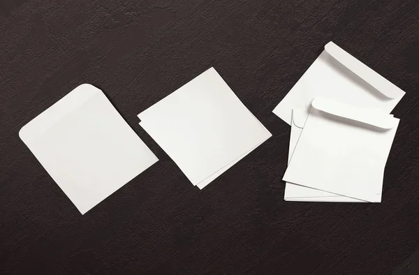 黑色背景的白色信封和明信片 顶部视图空白信封模型和空白信笺头演示模板 你设计的空白单张 — 图库照片