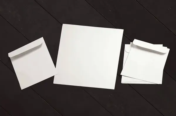 Witte Envelop Ansichtkaart Rode Achtergrond Bovenaanzicht Blanco Enveloppe Model Blanco — Stockfoto