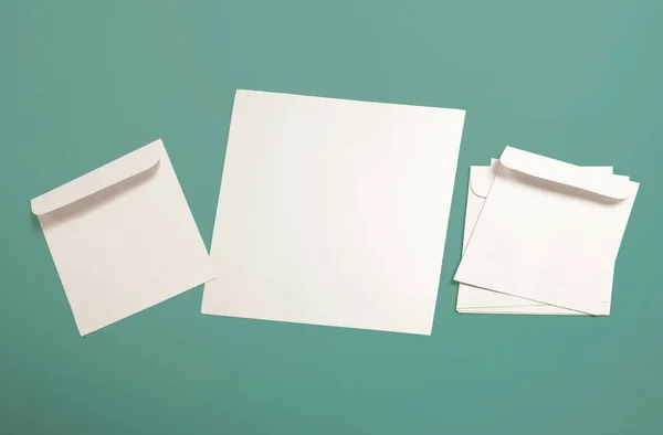背景为白色信封和明信片 顶部视图空白信封模型和空白信笺头演示模板 你设计的空白单张 — 图库照片
