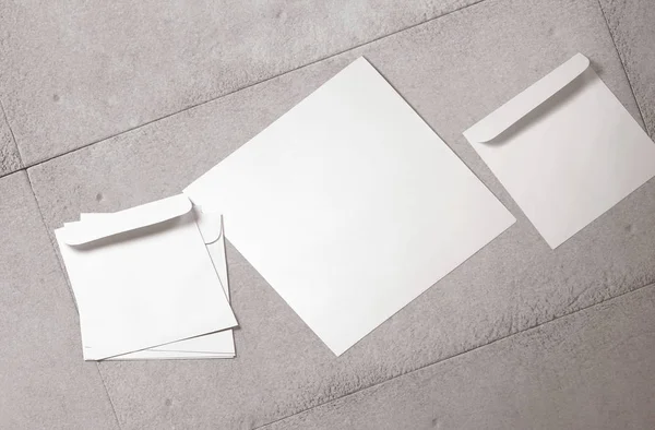 黑色背景的白色信封和明信片 顶部视图空白信封模型和空白信笺头演示模板 你设计的空白单张 — 图库照片