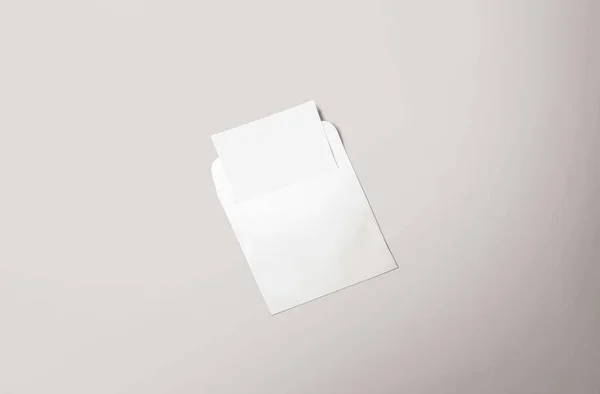 Witte Envelop Ansichtkaart Rode Achtergrond Bovenaanzicht Blanco Enveloppe Model Blanco — Stockfoto