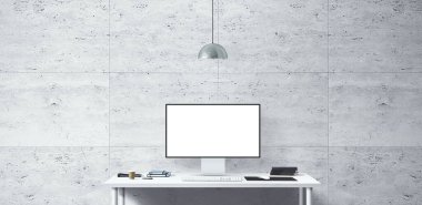 Masada yeni bilgisayar ve ofis araçları var. Boş masaüstü bilgisayar ekranı. Modern yaratıcı çalışma alanı geçmişi. Ön görünüm.