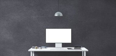 Masada yeni bilgisayar ve ofis araçları var. Boş masaüstü bilgisayar ekranı. Modern yaratıcı çalışma alanı geçmişi. Ön görünüm.