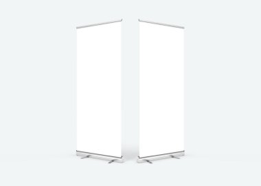 Sarma pankartlar duruyor. Boş şablon modelleri. Sergi standı afişleri, sizin için izole edilmiş ekran tasarımı. Yazdırmak için dikey boş beyaz rulo.