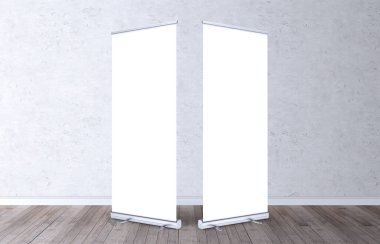 Sarma pankartlar duruyor. Boş şablon modelleri. Sergi standı afişleri, sizin için izole edilmiş ekran tasarımı. Yazdırmak için dikey boş beyaz rulo.