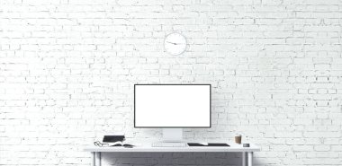 Masada yeni bilgisayar ve ofis araçları var. Boş masaüstü bilgisayar ekranı. Modern yaratıcı çalışma alanı geçmişi. Ön görünüm.