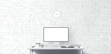 Masada yeni bilgisayar ve ofis araçları var. Boş masaüstü bilgisayar ekranı. Modern yaratıcı çalışma alanı geçmişi. Ön görünüm.
