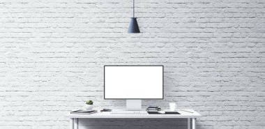 Masada yeni bilgisayar ve ofis araçları var. Boş masaüstü bilgisayar ekranı. Modern yaratıcı çalışma alanı geçmişi. Ön görünüm.