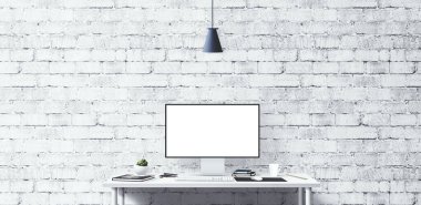 Masada yeni bilgisayar ve ofis araçları var. Boş masaüstü bilgisayar ekranı. Modern yaratıcı çalışma alanı geçmişi. Ön görünüm.