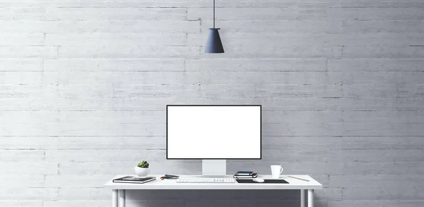 Masada yeni bilgisayar ve ofis araçları var. Boş masaüstü bilgisayar ekranı. Modern yaratıcı çalışma alanı geçmişi. Ön görünüm.