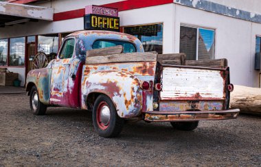 1946 dolaylarında vintage kamyonet - Arka Görünüm