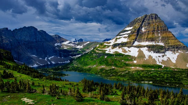 2408_ベアハットマウンテンスタンドウォッチとして隠された湖で暗い雲が転がる Glacier National Park Montana — ストック写真