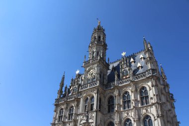 Güzel 14. yüzyıl, geç dönem Gotik tarzı Oudenaarde Town Hall, Doğu Flanders, Belçika. Mavi gökyüzünün arkaplanına karşı kopyalama alanı.