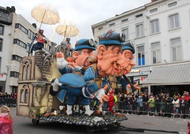 Aalst, Belçika, 3 Mart 2019: Aalst 'taki yıllık karnaval geçit töreninde parlak renkli şamandıralardan biri ve katılımcılardan biri. Bu, soyut Kültür Mirasının Unesco tarafından tanınan bir olayıdır..