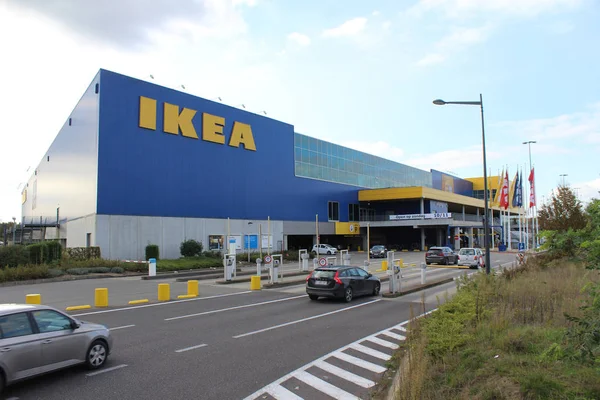 Gent, Belçika, 28 Ekim 2019, Gent 'teki Ikea deposunun görüntüsü. Ikea, hazır mobilya, mutfak gereçleri ve ev aksesuarları tasarlayan ve satan çok uluslu bir Avrupa grubudur. İllüstrasyon Editörü.