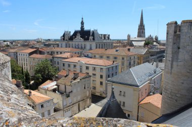 Tarihi Niort kasabasının çatı manzarası, belediye binası ve Notre Dame Kilisesi kulesi. Niort, Batı Fransa 'da Deux-Svres bölgesinde yer alan bir şehirdir..