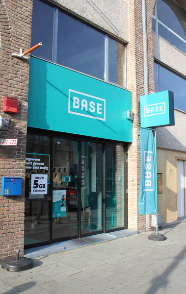 ДЕНДЕРМОНДЕ, БЕЛЬГИЯ, 31 ОКТЯБРЯ 2019 года: Внешний вид магазина "База" в Дендермонде. База является третьей по величине из трех бельгийских операторов мобильной связи. Иллюстративная редакция
.