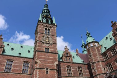 Hillerod, Danimarka, 21 Temmuz 2019 Kopenhag yakınlarındaki 17. yüzyıl Frederiksborg Kalesi. Danimarka Ulusal Tarih Müzesi 'nin popüler bir turistik merkezidir..