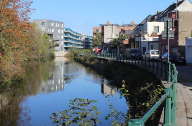 Gent, Belçika, 28 Ekim 2019: Gent 'te Ledeberg' den akan Schelde Nehri 'nin bir kolunun görüntüsü. Ledeberg, Gent 'in en yoğun nüfuslu banliyösüdür ve astronot Frank de Winne' nin doğduğu yerdir..