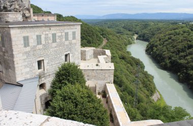 Leaz, Fransa, 3 Ağustos 2016: Fransa 'nın Jura dağlarındaki Rhone Vadisi' nde yer alan Fort l 'Ecluse' un bir kısmı. Popüler bir turizm merkezi.