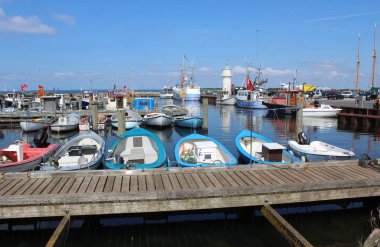 Haderslev, Danimarka, 13 Temmuz 2019: Danimarka 'nın Haderslev kenti yakınlarındaki Aarosund limanının (Lystbadehavn) manzarası. Feribot limanı ve ilginç bir turizm merkezi..