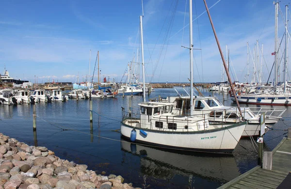 Spdsbjerg デンマーク 7月2019 LangelandのSpdsbjergの趣のある港の夏ビュー Spdsbjergはデンマークの人気のある沿岸の休日リゾートです — ストック写真