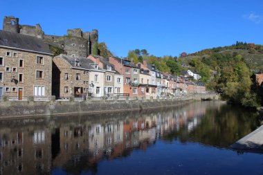 La Roche En Ardenne, Belçika, 14 Ekim 2017 La Roche en Ardenne 'deki feodal şatonun harabelerine Ourthe Nehri üzerinden bakın. Tarihi bir kasaba ve Wallonia 'da çok popüler bir turizm beldesi..