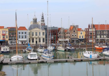 Vlissingen, Hollanda, 14 Nisan 2018: Vissershaven (Fishermans Harbour) ve Vlissingen 'deki rıhtım kenarındaki dükkan ve kafelerin manzarası. Bu kıyı kasabası popüler bir turizm beldesi..