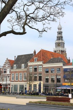 Vllissingen, Hollanda, 14 Nisan 2018: Vlissingen 'deki Bellamy Park ve St. James Kilisesi manzarası. Bu sahil beldesindeki dükkanların ve kafelerin merkezi..