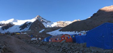 Son güneş ışınları, Arjantin, Mendoza yakınlarındaki Aconcagua Ana Kampı (Plaza de Mulas).