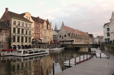 Gent, Belçika, 8 Nisan 2017: Kraanlei 'den Oude Vismarkt' a doğru Gent 'in akşam manzarası. Gent 'in tarihi bir şehir merkezi var ve Doğu Flanders' da çok popüler bir turizm merkezi..