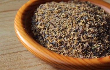 İrlanda yosunu (Chondrus crispus) ile dolu ahşap bir kase. Ev yapımı süreçte bira cezalarını hafifletmek için kullanılan yaygın bir kırmızı alg. Sola kopyala.