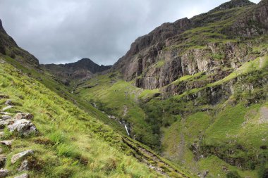 İskoçya, Glencoe 'nun ünlü Üç Kız Kardeşi' ni gezdiriyorum. Güzel İskoçya 'da. Pistten Coire nan Lochan 'a bak, Aonach Dubh sağda.. 