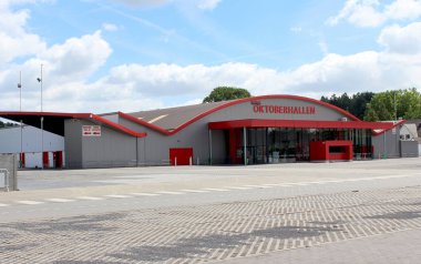 Lebbeke, Belçika, 21 Haziran 2018: Lebbeke, Doğu Flanders yakınlarındaki Wieze 'deki Oktberhallen' in dış görüntüsü. Flanders 'ta popüler bir eğlence ve sergi yeri..